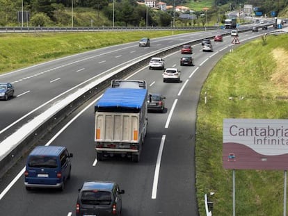 Autopista AP-8 en el límite entre Bizkaia y Cantabria, a su paso por El Haya (Cantabria).