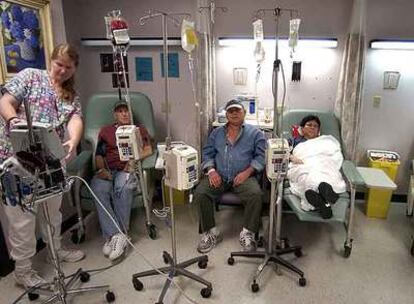 Pacientes de cáncer reciben tratamiento de quimioterapia en un hospital de EE UU.