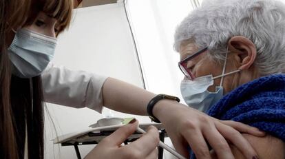 Un paciente recibe una vacuna de Pfizer/BioNTech en Francia