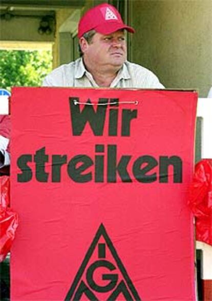 Un metalúrgico con una pancarta que dice: "Estamos en huelga".
