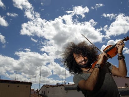Ara Malikian en la terraza de su piso en Malasa&ntilde;a (Madrid). 
 
 