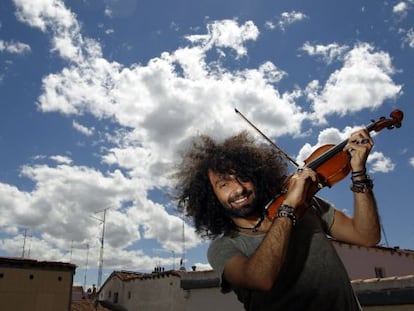 Ara Malikian en la terraza de su piso en Malasaña (Madrid).