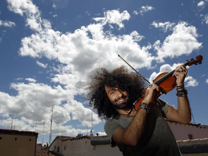 Ara Malikian en la terraza de su piso en Malasa&ntilde;a (Madrid). 
 
 