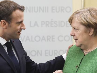 Emmanuel Macron y Angela Merkel conversan durante la última cumbre europea celebrada el 9 de mayo en Sibiu (Rumania).