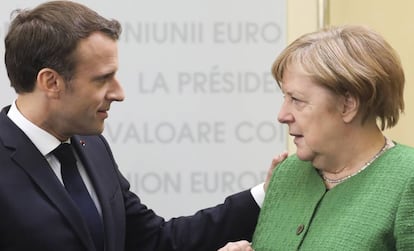 Emmanuel Macron y Angela Merkel conversan durante la última cumbre europea celebrada el 9 de mayo en Sibiu (Rumania).