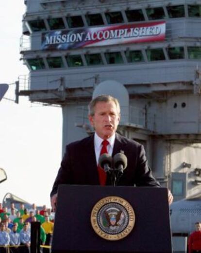 Bush, durante su discurso en el 'USS Lincoln' el 1 de mayo de 2003