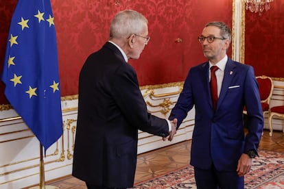 El presidente austriaco, Alexander Van der Bellen, recibe al lder de la ultraderecha, Herbert Kickl, el 6 de enero en Viena.