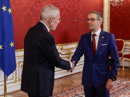 El presidente austriaco, Alexander Van der Bellen, recibe al líder de la ultraderecha, Herbert Kickl, el 6 de enero en Viena.