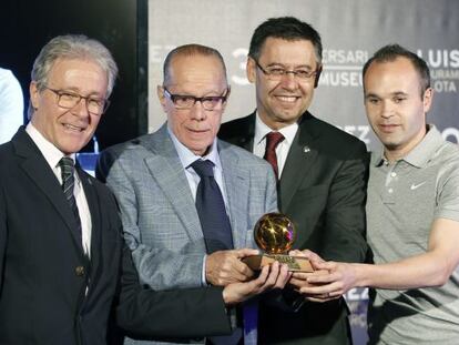 Luis Suárez posa con el Balón de Oro junto a Ramon Alfonseda (presidente de los veteranos), Bartomeu e Iniesta. 