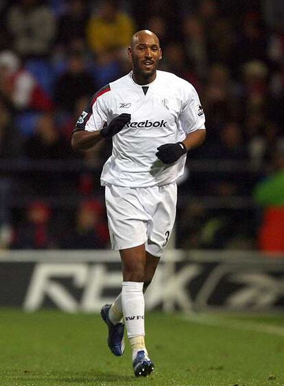 Anelka celebra un gol marcado con el Bolton.