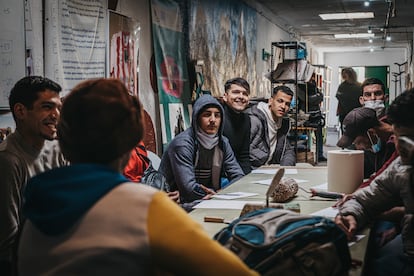 En el corazón del barrio almeriense El Puche, 11 jóvenes se reúnen para aprender sobre herramientas que se utilizan en la construcción. Ocho marroquíes y tres argelinos que han emigrado en búsqueda de trabajo se encuentran dos veces por semana para recibir clases de castellano y formación en oficios de la Asociación Almería Acoge. Están muy interesados en el temario, ya que saben que pueden acabar trabajando en una obra para ganarse su primer sueldo. 