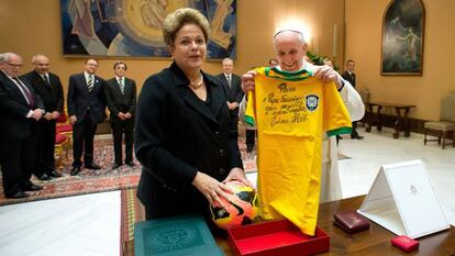 Dilma Rousseff también le hizo un presente especial a Francisco. 