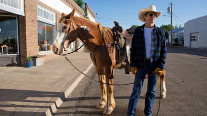 Kevin Bacon, como homem objeto, em uma das cenas da adaptação de Jill Soloway.