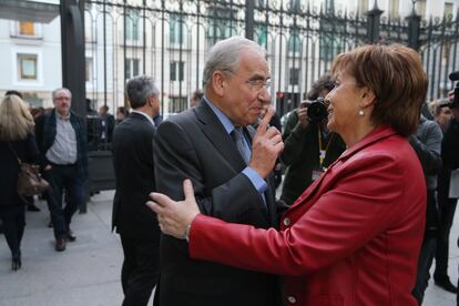 Guerra saluda a la vicepresidenta del Congreso Celia Villalobos.