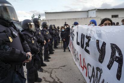 Agentes antidisturbios controlan este miércoles una protesta en la Cañada Real de Madrid, donde los vecinos llevan tres semanas sin luz.