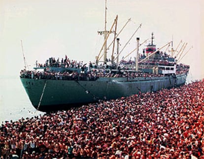 Refugiados albaneses en el puerto de Brindisi, al sur de Italia.