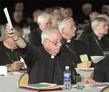 El obispo de Richmond Walter F. Sullivan vota durante la Conferencia de Obispos de Dallas.