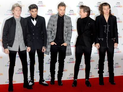 LONDON, ENGLAND - DECEMBER 11: (SUN NEWSPAPER OUT. MANDATORY CREDIT PHOTO BY DAVE J. HOGAN GETTY IMAGES REQUIRED) Niall Horan, Zayn Malik, Liam Payne, Louis Tomlinson, and Harry Styles of One Direction attend the BBC Music Awards at Earl's Court Exhibition Centre on December 11, 2014 in London, England. (Photo by Dave J Hogan/Getty Images)
