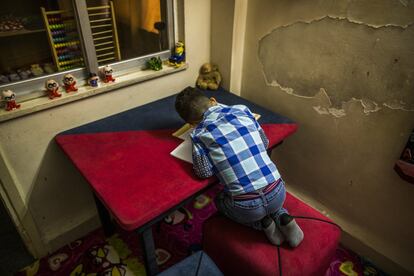 Otro momento de estudio de Zakaria sobre una mesa tapizada por su padre. “De mayor me gustaría ser ingeniero para poder construir casas”, dice el pequeño.