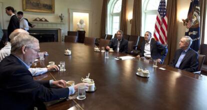 El presidente de los Estados Unidos Barack Obama en una reunión en la Casa Blanca con el líder demócrata del senado estadounidense, Harry Reid.