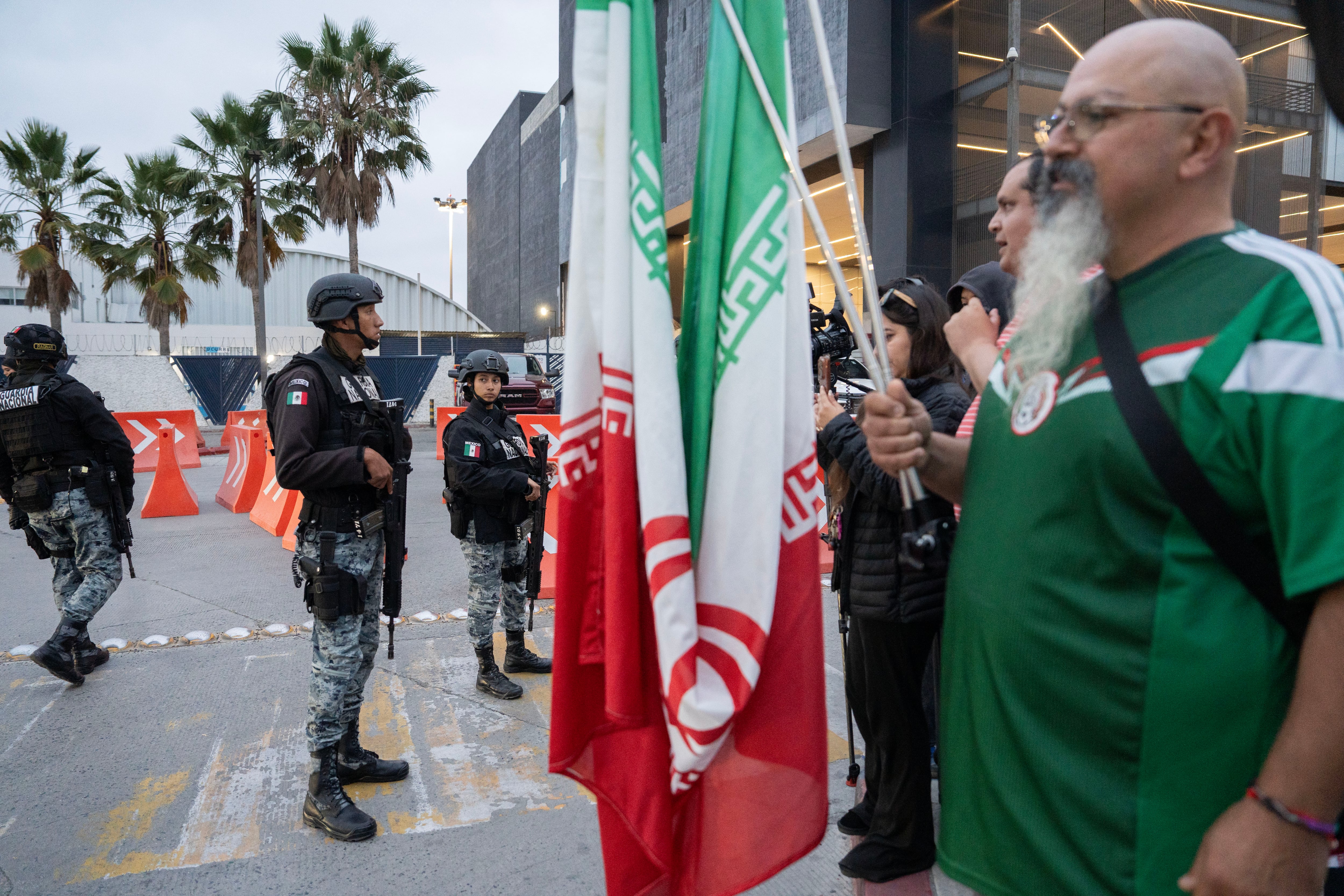 Aficionados esperan la llegada de la selección Iraní, en Tijuana.