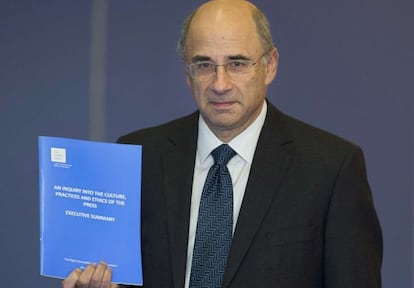 Lord Brian Leveson posa con el informe.