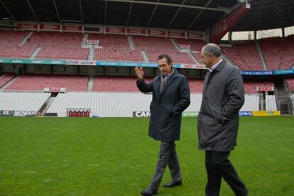 Jorge Valdano, a la izquierda, y Andoni Zubizarreta durante su conversación en el césped de San Mamés.