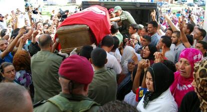 Soldados llevan el ataúd de uno de los fallecidos en Kasserine este martes.