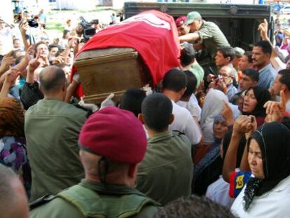 Soldados llevan el ataúd de uno de los fallecidos en Kasserine este martes.