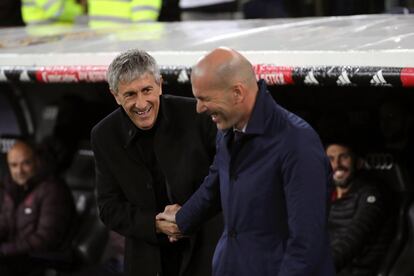 El entrenador del Real Madrid, Zinedine Zidane, saluda a Quique Setién, entrenador del FC Barcelona.