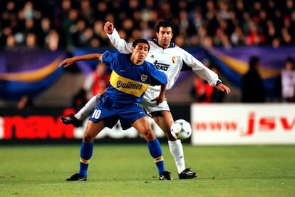 Luís Figo y Juan Román Riquelme disputan el balón durante el Boca Juniors - Real Madrid en el año 2000.