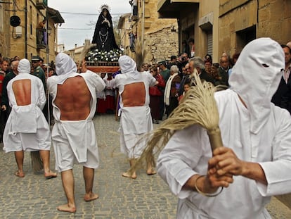 Los picaos cumplen su estación de penitencia disciplinándose las espaldas por las calles de la localidad alavesa de San Vicente de la Sonsierra (La Rioja).
