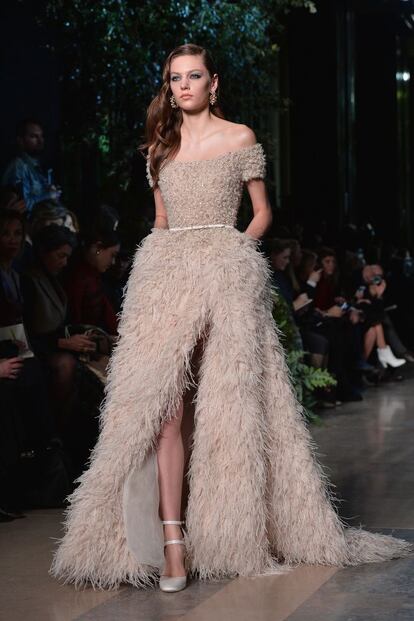 Elie Saab recurrió al uso de combinaciones de encaje y transparencias, realzados con detalles de plumas. El diseñador volvió a demostrar que es amante de los tejidos ligeros y suntuosos y de los brillos.