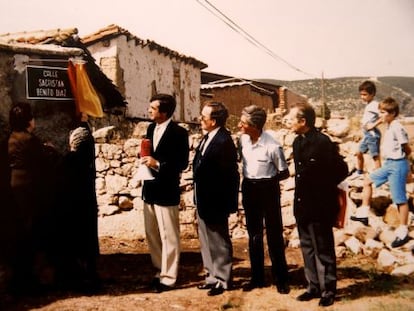 Carlos Rivera, alcalde de Torremocha del Jarama (Madrid) desde 1979, inaugurando una calle en 1990.