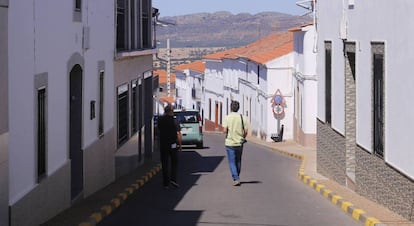 Dos personas caminan por una calle de Puerto Hurraco (Badajoz). 