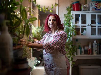 Rafaela Pimentel, trabajadora del hogar, en su casa de Vallecas (Madrid).