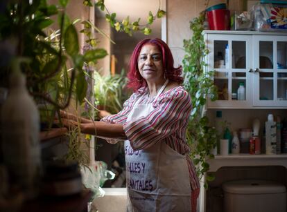 Rafaela Pimentel, trabajadora del hogar, en su casa de Vallecas (Madrid).