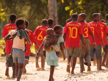 Imagen de la campaña Todos contra la malaria, en la que ha participado la selección española de fútbol.