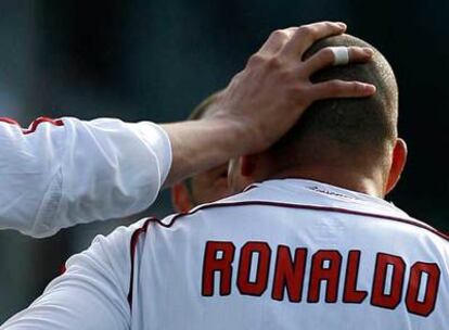 Ronaldo recibe las felicitaciones de sus compañeros tras su primer gol con el Milan.
