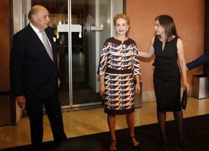 Carolina Herrera, con su marido, Reinaldo, y Lourdes Garzón, directora de la revista 'Vanity Fair'.