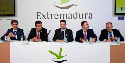 El presidente de Turismo del centro de Portugal, Pedro Machado; el presidente de la Junta de Extremadura, Guillermo Fernández Vara; el ministro de Economía de Portugal, Manuel Caldeira; el director general de Turismo de la Junta de Extremadura, Francisco Martín Simón y el presidente de la Agencia Regional de Promoción turística del Alentejo, Víctor Silva, en Fitur.