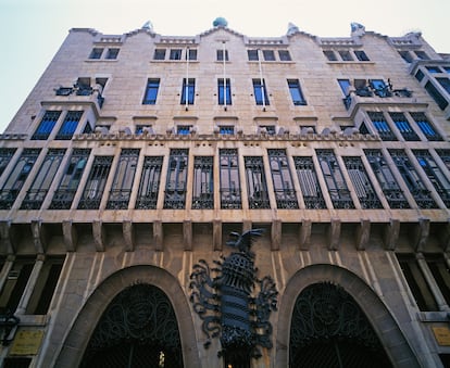 Aunque Eusebi Güell no tuvo relación directa con el tráfico de esclavos, el Palacio Güell, obra de Antoni Gaudí, se construyó con la fortuna amasada tanto por su padre, Joan Güell, conocido esclavista, como por Antonio López, marqués de Comillas, su suegro.