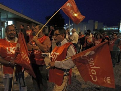 Algunos trabajadores comienzan la huelga general en Lisboa.