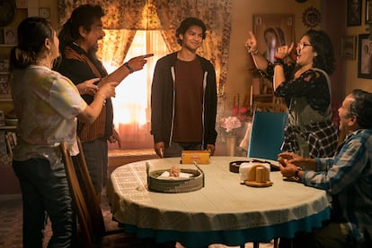 El protagonista de 'Blue Beetle', interpretado por Xolo Maridueña, rodeado de su familia mexicana: su relación (y cultura) tiene un peso esencial en la película.