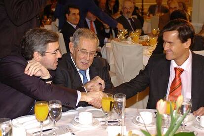 ?ngel Acebes, secretario general del PP (izquierda), saluda al ministro de Justicia, Juan Fernando Lpez Aguilar, en presencia del presidente del Consejo de Estado, Francisco Rubio Llorente, ayer en Madrid durante una conferencia del presidente del Consejo General de la Abogaca, Carlos Carnicer.