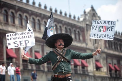 Un hombre con pancartas participa en una protesta de la CNTE el pasado 3 de agosto.