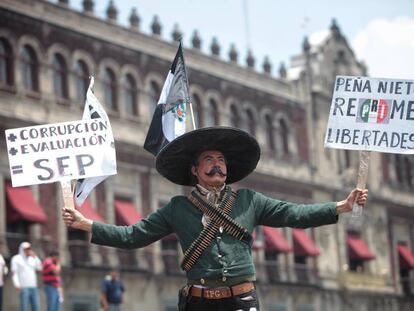 Un hombre con pancartas participa en una protesta de la CNTE el pasado 3 de agosto.