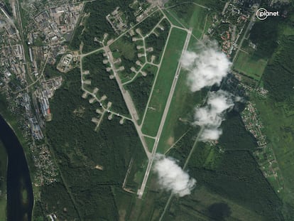 Una imagen de satélite muestra la base aérea de Pskov, después de lo que Kiev confirmó como un ataque de drones ucranios, en Rusia, 31 de agosto de 2023.