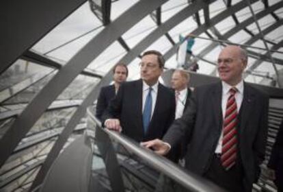 El presidente del Banco Central Europeo, Mario Draghi, (c), visita la cúpula del Bundestag en Berlín, Alemania, hoy.