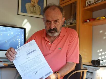 El fotógrafo Pedro Corro muestra la carta en la que se le notifica la negativa a su jubilación